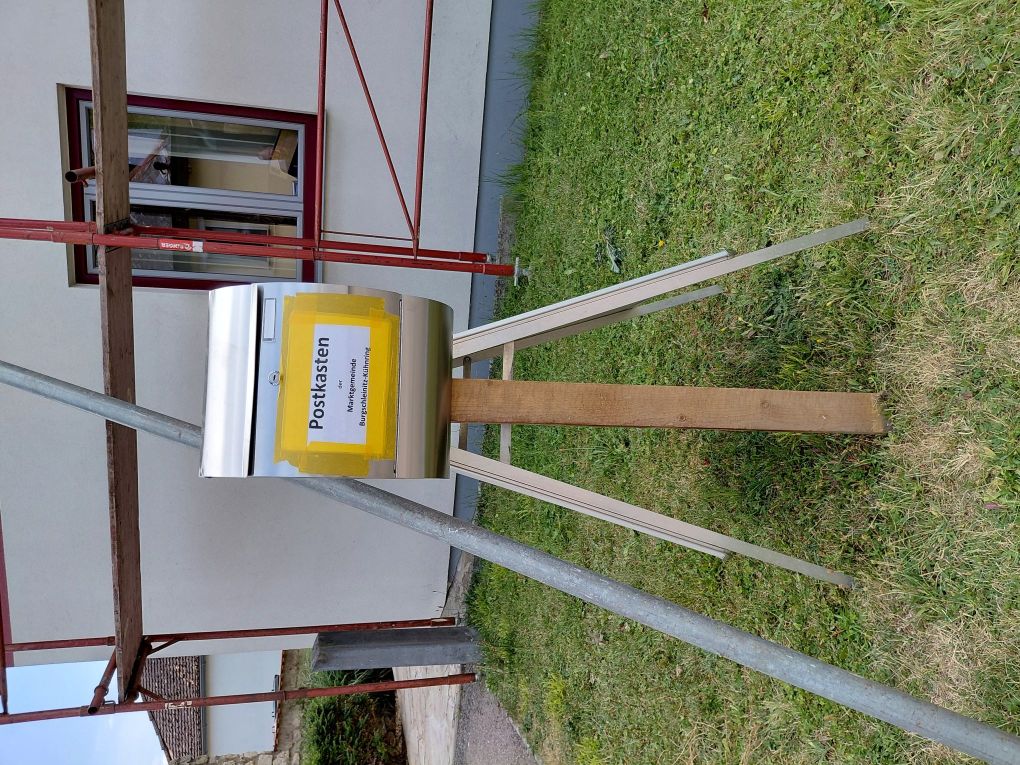 Postkasten der Marktgemeinde Burgschleinitz-Kühring aufgestellt vor Gebäude mit Gerüst